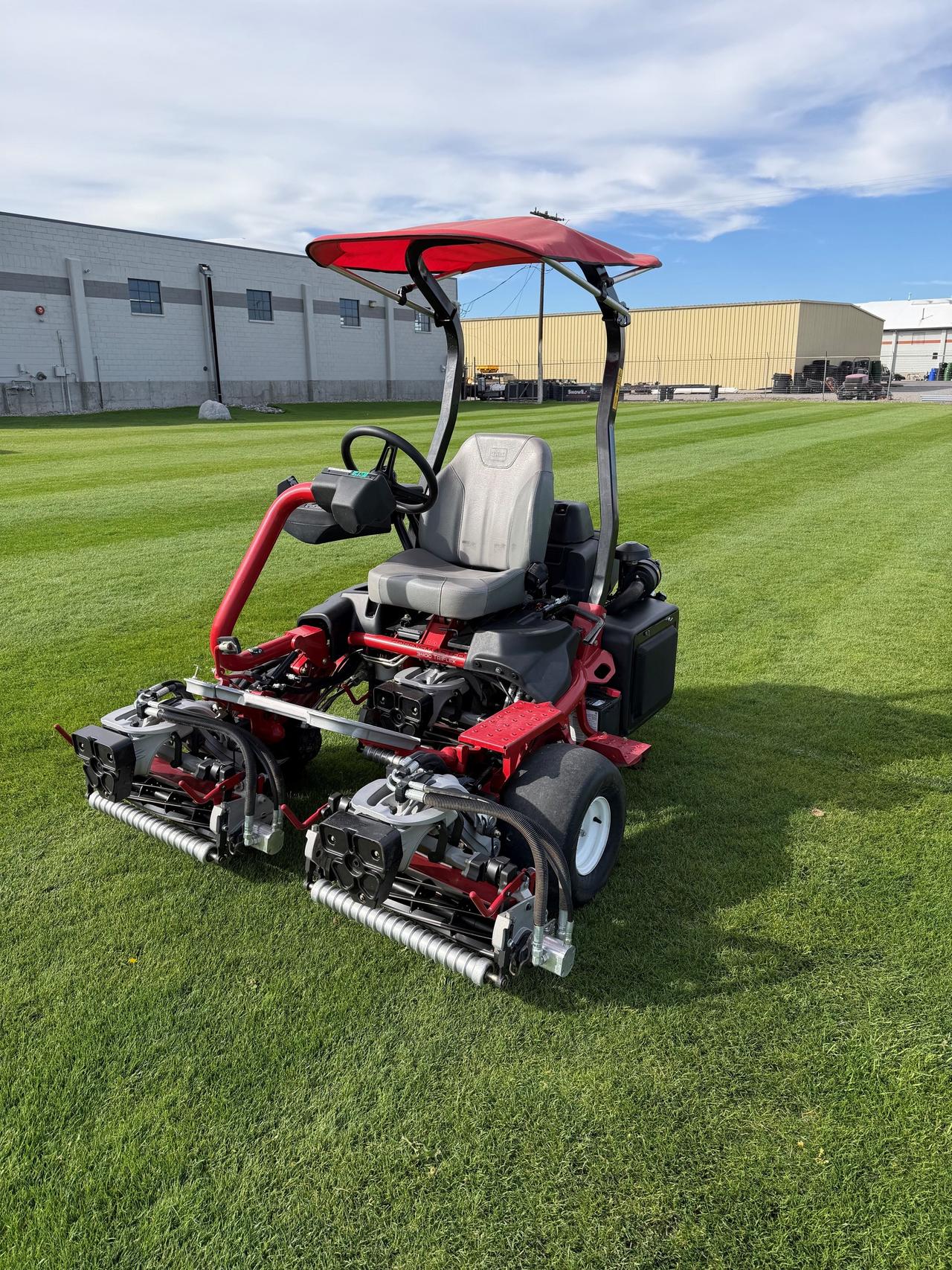 Toro Greensmaster® TriFlex™ 3400 w/ 8 Blade DPA Cutting Units — photo 2 of 4