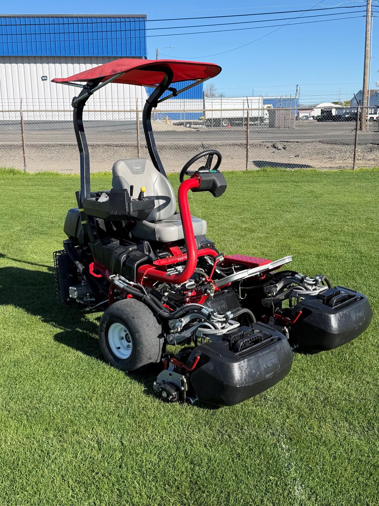 Toro Greensmaster® TriFlex™ 3400 w/ 8 Blade DPA Cutting Units — photo 2 of 4